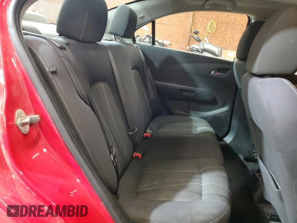 2012 Chevrolet Sonic LT z VIN 1G1JC5SH3C4140111, wystawiony jako Copart lot #57206595 z przebiegiem 126 223 mil mil oraz Szkoda całkowita • Salvage title. Historia ofert i sprzedaży dostępna na DreamBid. Obrazek 10.