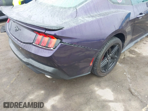 2024 Ford Mustang EcoBoost z VIN 1FA6P8TH4R5118287, wystawiony jako IAAI lot #41879332 z przebiegiem 18 301 mil mil oraz . Historia ofert i sprzedaży dostępna na DreamBid. Obrazek 18.