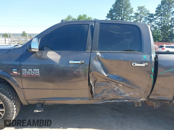 2015 Ram 2500 Laramie z VIN 3C6UR5FL6FG708769, wystawiony jako IAAI lot #42299173 z przebiegiem 101 660 mil mil oraz . Historia ofert i sprzedaży dostępna na DreamBid. Obrazek 14.
