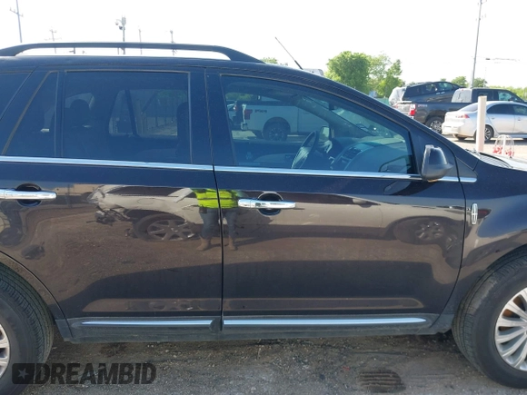 2013 Lincoln MKX z VIN 2LMDJ6JK8DBL28997, wystawiony jako IAAI lot #42061816 z przebiegiem 67 337 mil mil oraz . Historia ofert i sprzedaży dostępna na DreamBid. Obrazek 13.