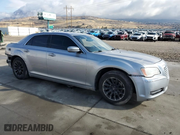 2013 Chrysler 300 z VIN 2C3CCAAG2DH572389, wystawiony jako Copart lot #47327315 z przebiegiem 144 262 mil mil oraz Szkoda całkowita • Salvage title. Historia ofert i sprzedaży dostępna na DreamBid. Obrazek 4.