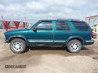 1998 Chevrolet Blazer LS z VIN 1GNDT13W7W2219654, wystawiony jako IAAI lot #42275733 z przebiegiem 150 384 mil mil oraz . Historia ofert i sprzedaży dostępna na DreamBid. Obrazek 15.