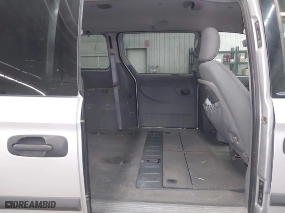2005 Dodge Caravan SE with VIN 1D4GP24R25B316271, listed as a IAAI auction lot 41720154 with 231,797 mi miles. Bid and sale history available at carsss.com. Image 8.