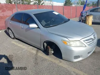 2011 Toyota Camry LE z VIN 4T1BF3EK8BU610240, wystawiony jako IAAI lot #41866809 z przebiegiem 121 304 mil mil oraz . Historia ofert i sprzedaży dostępna na DreamBid. Obrazek 1.