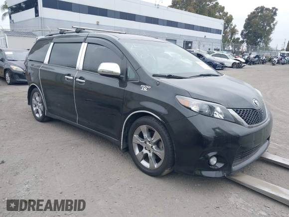 2013 Toyota Sienna SE z VIN 5TDXK3DC3DS405075, wystawiony jako IAAI lot #42127766 z przebiegiem 74 110 mil mil oraz . Historia ofert i sprzedaży dostępna na DreamBid. Obrazek 1.