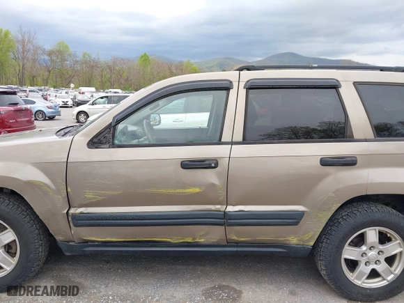 2005 Jeep Grand Cherokee Laredo with VIN 1J4GR48K35C510327, listed as a IAAI auction lot 42026081 with 260,377 mi miles. Bid and sale history available at carsss.com. Image 12.