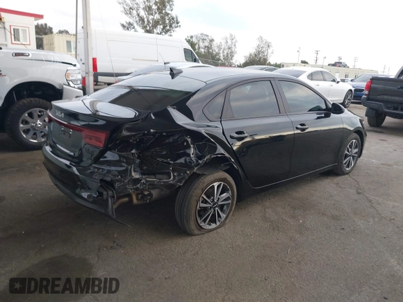 2023 Kia Forte LXS z VIN 3KPF24AD5PE646813, wystawiony jako IAAI lot #41494292 z przebiegiem 29 003 mil mil oraz . Historia ofert i sprzedaży dostępna na DreamBid. Obrazek 4.