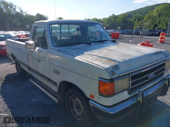 1990 Ford F-150 z VIN 1FTDF15N1LNA49113, wystawiony jako IAAI lot #42831924 z przebiegiem 48 253 mil mil oraz . Historia ofert i sprzedaży dostępna na DreamBid. Obrazek 1.