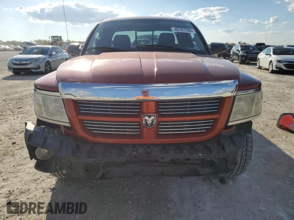 2008 Dodge Dakota z VIN 1D7HW62K78S501945, wystawiony jako Copart lot #46787265 z przebiegiem 148 742 mil mil oraz Szkoda całkowita • Salvage title. Historia ofert i sprzedaży dostępna na DreamBid. Obrazek 5.
