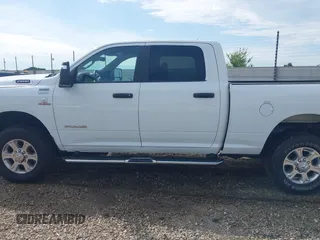 2024 Ram 2500 Big Horn z VIN 3C6UR5DL1RG338631, wystawiony jako IAAI lot #42608233 z przebiegiem 34 989 mil mil oraz . Historia ofert i sprzedaży dostępna na DreamBid. Obrazek 14.