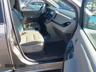 2017 Toyota Sienna XLE Auto Access Seat with VIN 5TDYZ3DC4HS862189, listed as a IAAI auction lot 41989366 with 58,879 mi miles. Bid and sale history available at carsss.com. Image 5.
