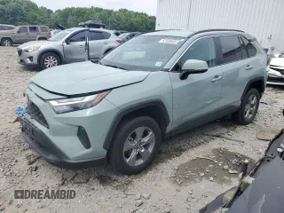 2022 Toyota RAV4 XLE z VIN 2T3P1RFV6NW255323, wystawiony jako Copart lot #62330605 z przebiegiem 12 877 mil mil oraz Szkoda całkowita • Salvage title. Historia ofert i sprzedaży dostępna na DreamBid. Obrazek 1.