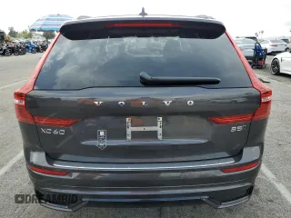 2025 Volvo XC60 Core z VIN YV4M12RJ9S1053702, wystawiony jako Copart lot #51468455 z przebiegiem Nie podano mil oraz Szkoda całkowita • Salvage title. Historia ofert i sprzedaży dostępna na DreamBid. Obrazek 6.