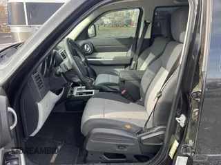 2008 Dodge Nitro SLT z VIN 1D8GU58K68W145253, wystawiony jako Copart lot #43768705 z przebiegiem 167 904 mil mil oraz Czysty tytuł • Clean title. Historia ofert i sprzedaży dostępna na DreamBid. Obrazek 9.