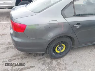 2014 Volkswagen Jetta SE z VIN 3VWD17AJ3EM225383, wystawiony jako IAAI lot #42172006 z przebiegiem 129 198 mil mil oraz . Historia ofert i sprzedaży dostępna na DreamBid. Obrazek 6.