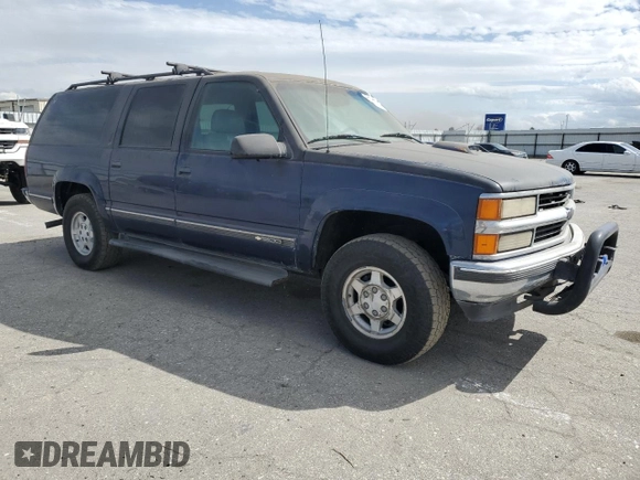 1997 Chevrolet Suburban z VIN 1GNFK16R9VJ309720, wystawiony jako Copart lot #48814475 z przebiegiem 198 109 mil mil oraz Czysty tytuł • Clean title. Historia ofert i sprzedaży dostępna na DreamBid. Obrazek 4.