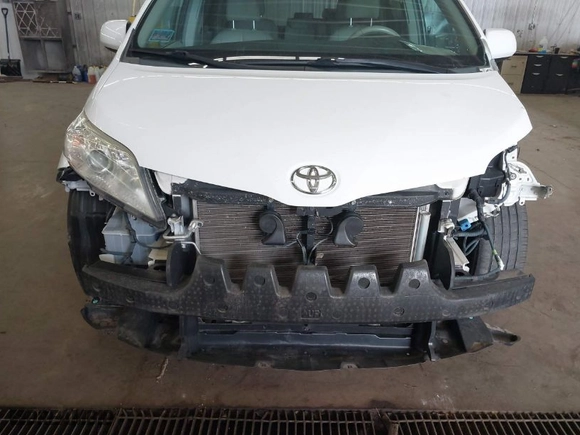 2012 Toyota Sienna XLE AAS with VIN 5TDYK3DC2CS196897, listed as a IAAI auction lot 41762345 with 183,188 mi miles. Bid and sale history available at carsss.com. Image 6.