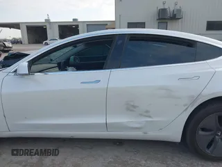 2020 Tesla Model 3 Standard Range Plus z VIN 5YJ3E1EA1LF660611, wystawiony jako IAAI lot #41856495 z przebiegiem 141 086 mil mil oraz . Historia ofert i sprzedaży dostępna na DreamBid. Obrazek 13.