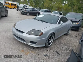 2005 Hyundai Tiburon GS z VIN KMHHM65D85U174335, wystawiony jako IAAI lot #39373771 z przebiegiem 117 296 mil mil oraz . Historia ofert i sprzedaży dostępna na DreamBid. Obrazek 2.
