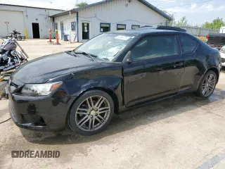 2013 Scion tC z VIN JTKJF5C70D3064576, wystawiony jako Copart lot #56104725 z przebiegiem 83 379 mil mil oraz Szkody całkowita. Historia ofert i sprzedaży dostępna na DreamBid. Obrazek 1.