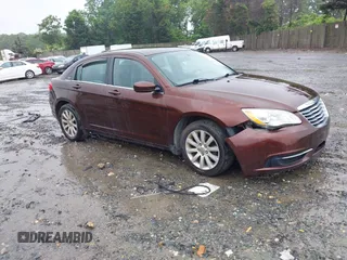 2013 Chrysler 200 Touring z VIN 1C3CCBBG1DN569415, wystawiony jako IAAI lot #42212670 z przebiegiem 125 959 mil mil oraz . Historia ofert i sprzedaży dostępna na DreamBid. Obrazek 1.