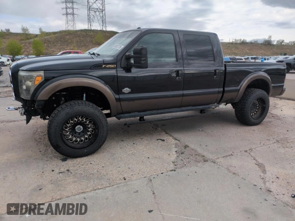 2015 Ford F-250 Lariat z VIN 1FT7W2BTXFEC34304, wystawiony jako Copart lot #55057775 z przebiegiem 128 368 mil mil oraz Szkoda całkowita • Salvage title. Historia ofert i sprzedaży dostępna na DreamBid. Obrazek 1.
