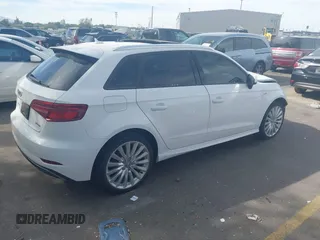 2017 Audi A3 e-tron Sportback Premium z VIN WAUUPBFF0HA122588, wystawiony jako IAAI lot #42227829 z przebiegiem 104 231 mil mil oraz . Historia ofert i sprzedaży dostępna na DreamBid. Obrazek 4.