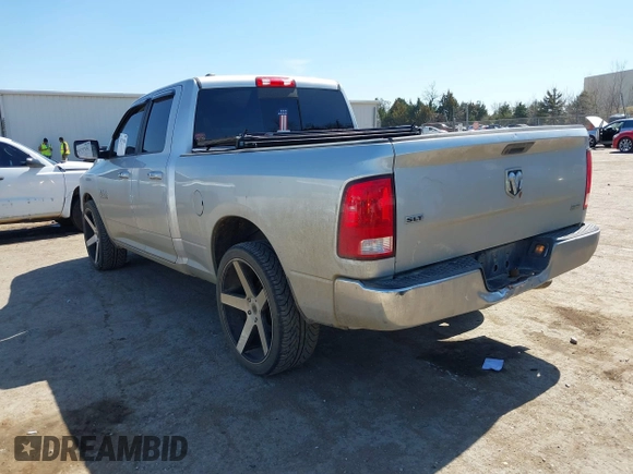 2018 Ram 1500 SLT z VIN 1C6RR6GG7JS303857, wystawiony jako IAAI lot #41779748 z przebiegiem 153 289 mil mil oraz . Historia ofert i sprzedaży dostępna na DreamBid. Obrazek 3.