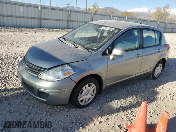 2010 Nissan Versa S z VIN 3N1BC1CP8AL423169, wystawiony jako Copart lot #52792625 z przebiegiem Nie podano mil oraz Czysty tytuł • Clean title. Historia ofert i sprzedaży dostępna na DreamBid. Obrazek 1.