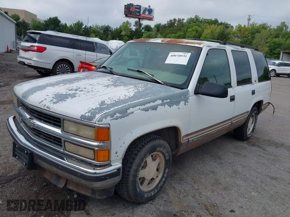 1997 GMC Yukon with VIN 1GKEC13R8VJ761054, listed as a IAAI auction lot 40070531 with 237,043 mi miles. Bid and sale history available at carsss.com. Image 2.
