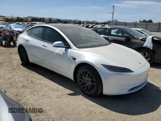 2025 Tesla Model 3 Long Range z VIN 5YJ3E1EAXSF914864, wystawiony jako Copart lot #60901055 z przebiegiem 4 174 mil mil oraz Szkoda całkowita • Salvage title. Historia ofert i sprzedaży dostępna na DreamBid. Obrazek 4.