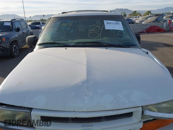 2000 Chevrolet Blazer LT z VIN 1GNDT13W6Y2383741, wystawiony jako IAAI lot #40957201 z przebiegiem 215 604 mil mil oraz . Historia ofert i sprzedaży dostępna na DreamBid. Obrazek 10.