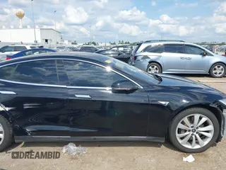 2014 Tesla Model S 60 z VIN 5YJSA1H1XEFP44397, wystawiony jako IAAI lot #42140917 z przebiegiem 136 515 mil mil oraz . Historia ofert i sprzedaży dostępna na DreamBid. Obrazek 14.