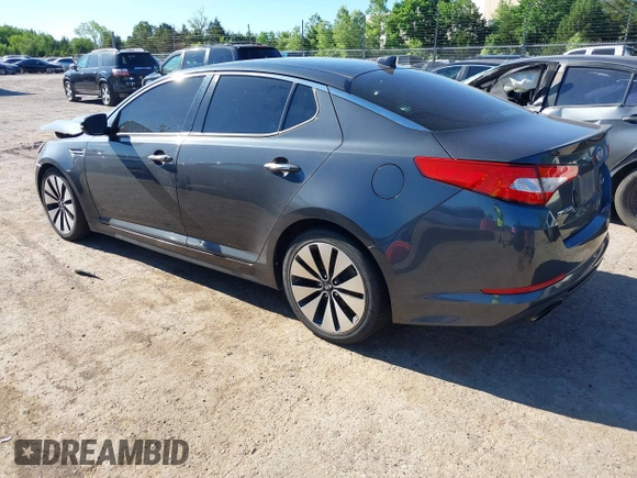 2011 Kia Optima SX z VIN KNAGR4A60B5126988, wystawiony jako IAAI lot #42313244 z przebiegiem 152 661 mil mil oraz . Historia ofert i sprzedaży dostępna na DreamBid. Obrazek 3.