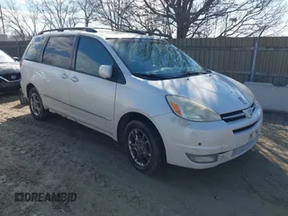 2005 Toyota Sienna XLE with VIN 5TDBA22C35S037959, listed as a IAAI auction lot 41679984 with 227,812 mi miles. Bid and sale history available at carsss.com. Image 1.