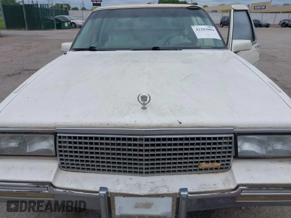 1988 Cadillac DeVille z VIN 1G6CD1156J4269375, wystawiony jako IAAI lot #42203004 z przebiegiem 154 782 mil mil oraz . Historia ofert i sprzedaży dostępna na DreamBid. Obrazek 6.
