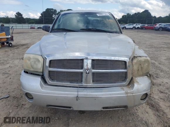 2005 Dodge Dakota SLT z VIN 1D7HW48K85S226691, wystawiony jako Copart lot #59007185 z przebiegiem Nie podano mil oraz Czysty tytuł • Clean title. Historia ofert i sprzedaży dostępna na DreamBid. Obrazek 5.