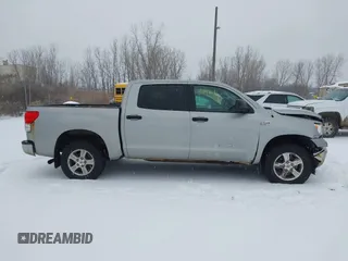 2008 Toyota Tundra z VIN 5TBDV54118S498651, wystawiony jako IAAI lot #41139461 z przebiegiem 243 235 mil mil oraz . Historia ofert i sprzedaży dostępna na DreamBid. Obrazek 13.