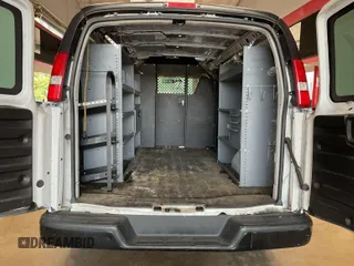 2021 Chevrolet Express Cargo z VIN 1GCWGAFP5M1201537, wystawiony jako IAAI lot #42642579 z przebiegiem 96 732 mil mil oraz . Historia ofert i sprzedaży dostępna na DreamBid. Obrazek 16.