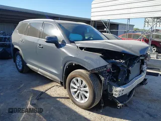 2024 Toyota Highlander XLE z VIN 5TDAAAA55RS018845, wystawiony jako IAAI lot #41840961 z przebiegiem 7 300 mil mil oraz . Historia ofert i sprzedaży dostępna na DreamBid. Obrazek 1.