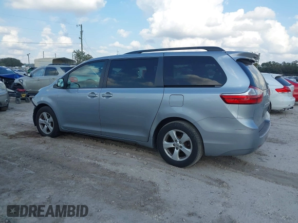 2015 Toyota Sienna LE AAS z VIN 5TDKK3DCXFS653627, wystawiony jako IAAI lot #41477920 z przebiegiem Nie podano mil oraz . Historia ofert i sprzedaży dostępna na DreamBid. Obrazek 15.