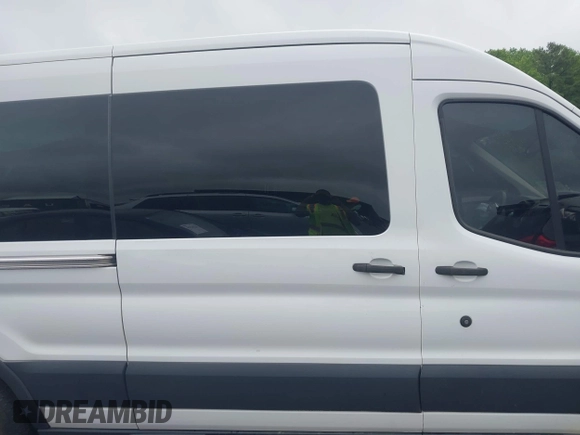 2018 Ford Transit Passenger XL z VIN 1FBAX2CM2JKA31397, wystawiony jako IAAI lot #42252424 z przebiegiem 72 434 mil mil oraz . Historia ofert i sprzedaży dostępna na DreamBid. Obrazek 13.