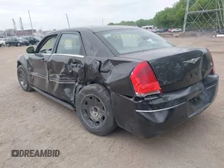 2005 Chrysler 300 Touring z VIN 2C3JA53G15H155185, wystawiony jako IAAI lot #42243504 z przebiegiem 176 557 mil mil oraz . Historia ofert i sprzedaży dostępna na DreamBid. Obrazek 3.