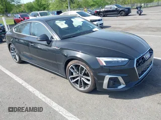 2023 Audi A5 Sportback S line Premium Plus z VIN WAUFACF52PA015824, wystawiony jako IAAI lot #42151635 z przebiegiem 24 509 mil mil oraz . Historia ofert i sprzedaży dostępna na DreamBid. Obrazek 1.