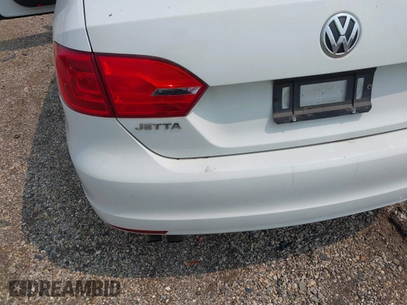 2014 Volkswagen Jetta SE z VIN 3VWD17AJ4EM288282, wystawiony jako IAAI lot #42404774 z przebiegiem 116 292 mil mil oraz . Historia ofert i sprzedaży dostępna na DreamBid. Obrazek 6.