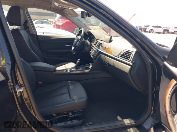 2015 BMW 3 Series 328i xDrive с VIN WBA3B5C55FF961143, выставлен на аукционе IAAI как лот 42561041 с пробегом 61 624 миль миль и . История ставок и продаж доступна на DreamBid. Изображение 5.