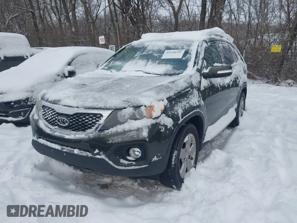 2013 Kia Sorento EX with VIN 5XYKU4A2XDG318700, listed as a IAAI auction lot 41258392 with 135,496 mi miles and . Bid and sale history available at carsss.com. Image 2.