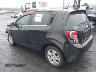 2012 Chevrolet Sonic LT z VIN 1G1JD6SH4C4176084, wystawiony jako IAAI lot #41479847 z przebiegiem 57 690 mil mil oraz . Historia ofert i sprzedaży dostępna na DreamBid. Obrazek 3.
