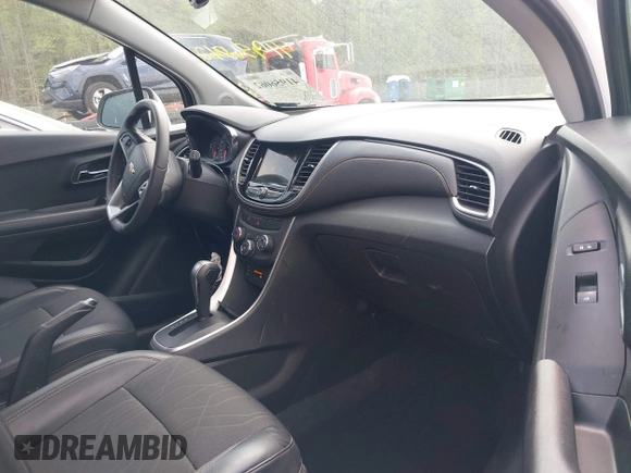 2019 Chevrolet Trax LT with VIN KL7CJLSB0KB957002, listed as a IAAI auction lot 41956062 with 27,928 mi miles and . Bid and sale history available at carsss.com. Image 5.