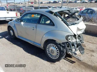 2013 Volkswagen Beetle с VIN 3VWHX7AT0DM663696, выставлен на аукционе IAAI как лот 41485832 с пробегом 111 465 миль миль и . История ставок и продаж доступна на DreamBid. Изображение 3.